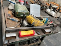 Metalen werktafel met inhoud - afbeelding 4 van  8