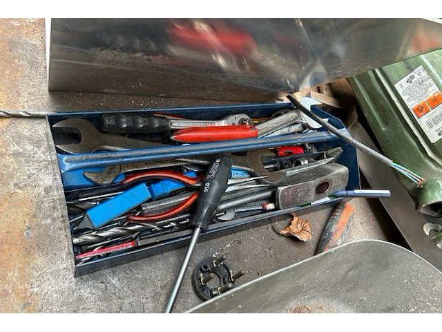 Metalen werktafel met inhoud - afbeelding 5 van  8