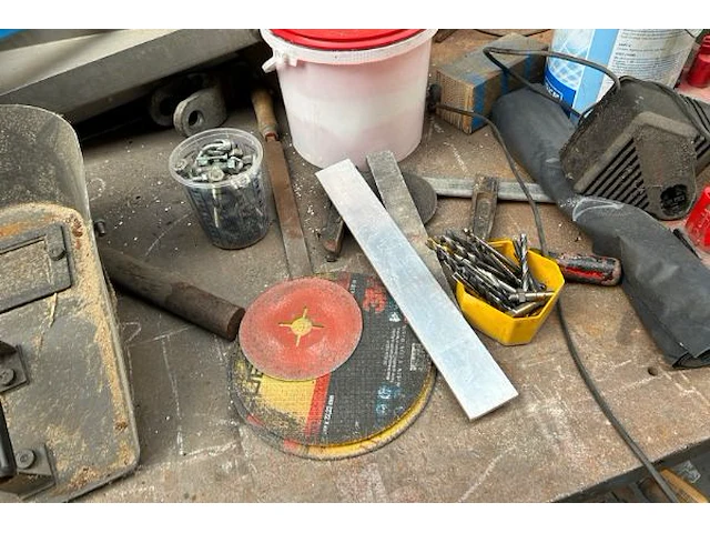 Metalen werktafel met inhoud - afbeelding 6 van  8