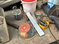 Metalen werktafel met inhoud - afbeelding 6 van  8