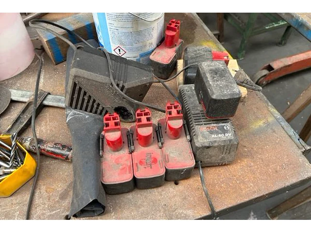 Metalen werktafel met inhoud - afbeelding 7 van  8