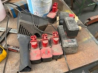 Metalen werktafel met inhoud - afbeelding 7 van  8