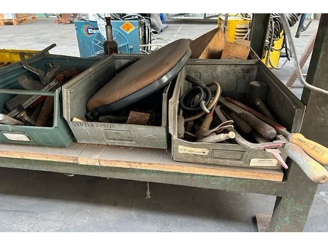 Metalen werktafel met inhoud - afbeelding 8 van  8