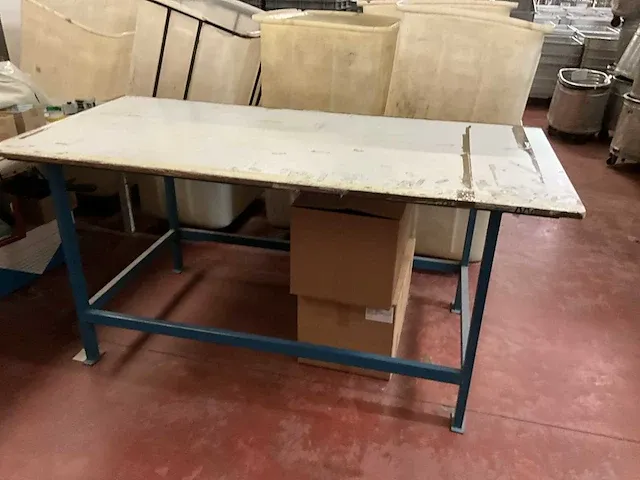 Metalen werktafel vv houten bovenblad - afbeelding 1 van  5