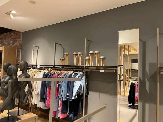 Metalen winkel inrichting / metalen wandrekken - afbeelding 3 van  9