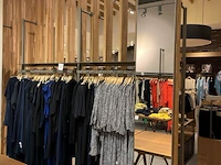 Metalen winkel inrichting / metalen wandrekken - afbeelding 6 van  9