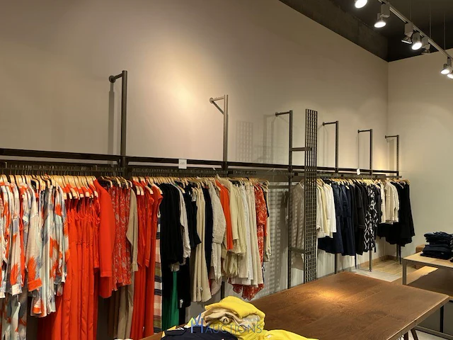 Metalen winkel inrichting / metalen wandrekken - afbeelding 7 van  9