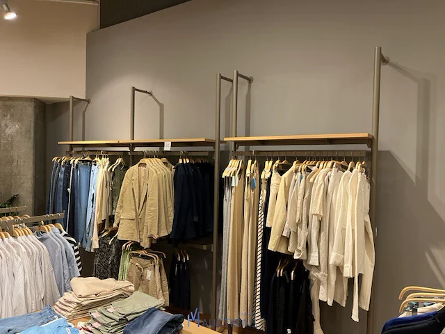 Metalen winkel inrichting / metalen wandrekken - afbeelding 3 van  9