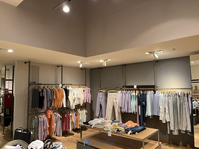 Metalen winkel inrichting / metalen wandrekken - afbeelding 5 van  9