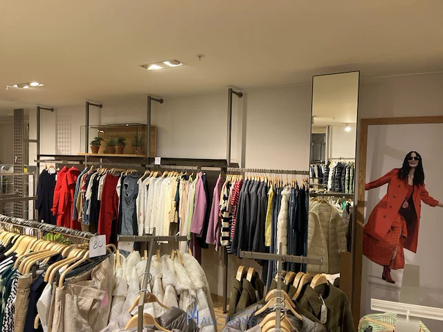 Metalen winkel inrichting / metalen wandrekken - afbeelding 7 van  9