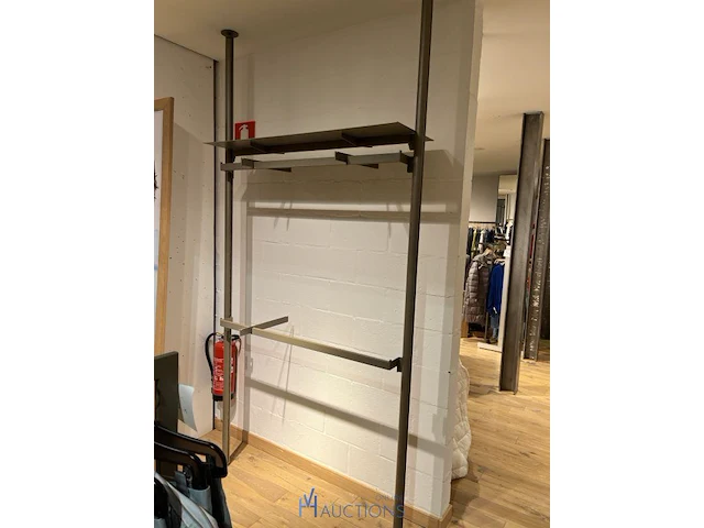 Metalen winkel inrichting / metalen wandrekken - afbeelding 3 van  7