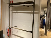 Metalen winkel inrichting / metalen wandrekken - afbeelding 3 van  7
