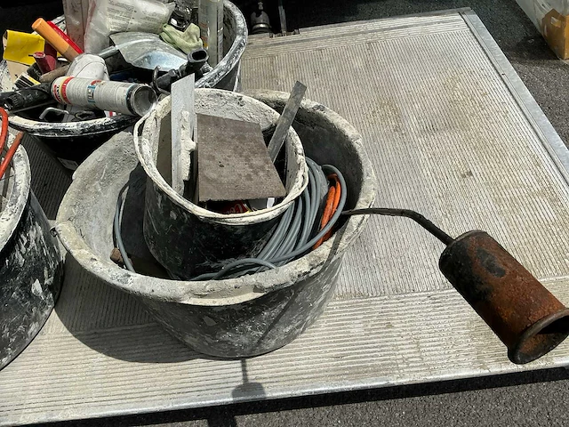 Metselkuip met divers metselgereedschap (3x) - afbeelding 9 van  14