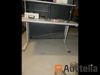 Meubilair van bureautafel en kleine apparatuur van bureautafel - afbeelding 7 van  9