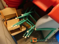 Meubilair verschillend, metaal staand stoelen, tafels en spelletjes voor kinderen - afbeelding 3 van  8