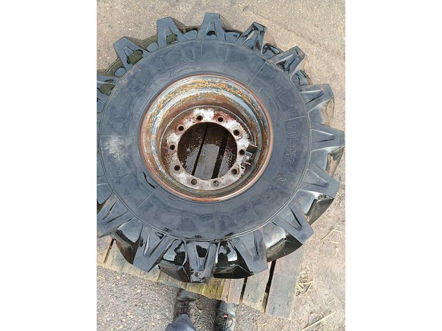 Michelin 18r19.5 xf double x – band op stalen velg - afbeelding 3 van  5