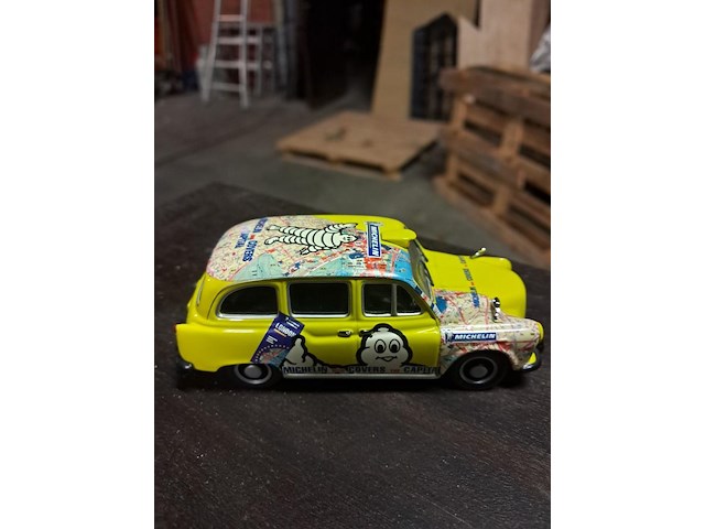 Michelin metalen auto - afbeelding 1 van  3