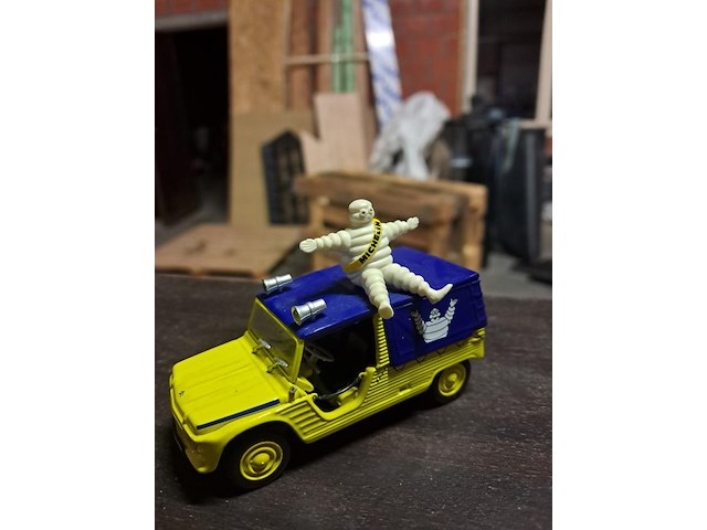 Michelin metalen auto - afbeelding 1 van  3
