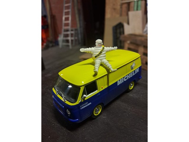 Michelin metalen auto - afbeelding 1 van  3