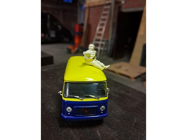 Michelin metalen auto - afbeelding 2 van  3