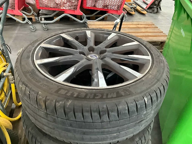 Michelin volvo autobanden (4x) - afbeelding 1 van  10