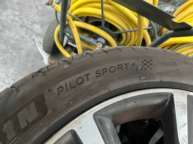 Michelin volvo autobanden (4x) - afbeelding 10 van  10