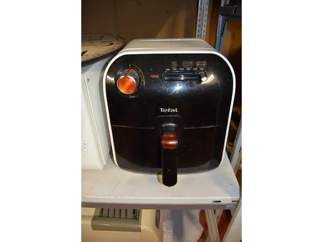 Microgolfoven whirlpool, airfryer tefal, verrijdbare airco, ronde wandklok - afbeelding 3 van  9