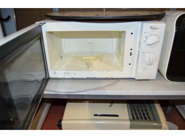 Microgolfoven whirlpool, airfryer tefal, verrijdbare airco, ronde wandklok - afbeelding 6 van  9