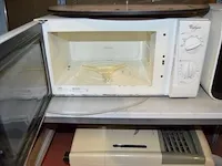 Microgolfoven whirlpool, airfryer tefal, verrijdbare airco, ronde wandklok - afbeelding 6 van  9