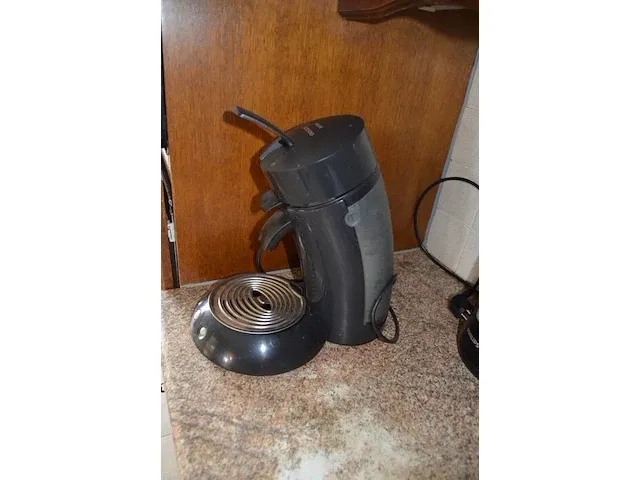 Microgolfoven whirlpool md101, waterkoker philips, senseo philips, servies, glazen, betek, potten en pannen, radio sony, 12 flessen diverse drank - afbeelding 7 van  21