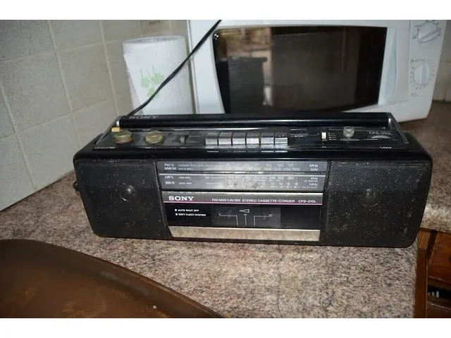 Microgolfoven whirlpool md101, waterkoker philips, senseo philips, servies, glazen, betek, potten en pannen, radio sony, 12 flessen diverse drank - afbeelding 9 van  21