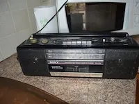 Microgolfoven whirlpool md101, waterkoker philips, senseo philips, servies, glazen, betek, potten en pannen, radio sony, 12 flessen diverse drank - afbeelding 9 van  21