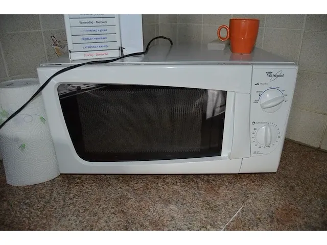 Microgolfoven whirlpool md101, waterkoker philips, senseo philips, servies, glazen, betek, potten en pannen, radio sony, 12 flessen diverse drank - afbeelding 10 van  21