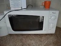 Microgolfoven whirlpool md101, waterkoker philips, senseo philips, servies, glazen, betek, potten en pannen, radio sony, 12 flessen diverse drank - afbeelding 10 van  21