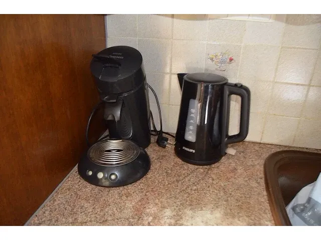 Microgolfoven whirlpool md101, waterkoker philips, senseo philips, servies, glazen, betek, potten en pannen, radio sony, 12 flessen diverse drank - afbeelding 1 van  21