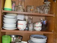 Microgolfoven whirlpool md101, waterkoker philips, senseo philips, servies, glazen, betek, potten en pannen, radio sony, 12 flessen diverse drank - afbeelding 14 van  21