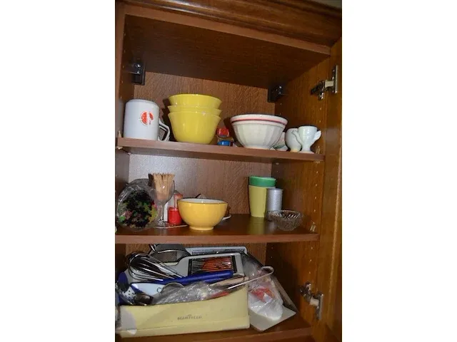 Microgolfoven whirlpool md101, waterkoker philips, senseo philips, servies, glazen, betek, potten en pannen, radio sony, 12 flessen diverse drank - afbeelding 12 van  21