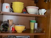 Microgolfoven whirlpool md101, waterkoker philips, senseo philips, servies, glazen, betek, potten en pannen, radio sony, 12 flessen diverse drank - afbeelding 12 van  21