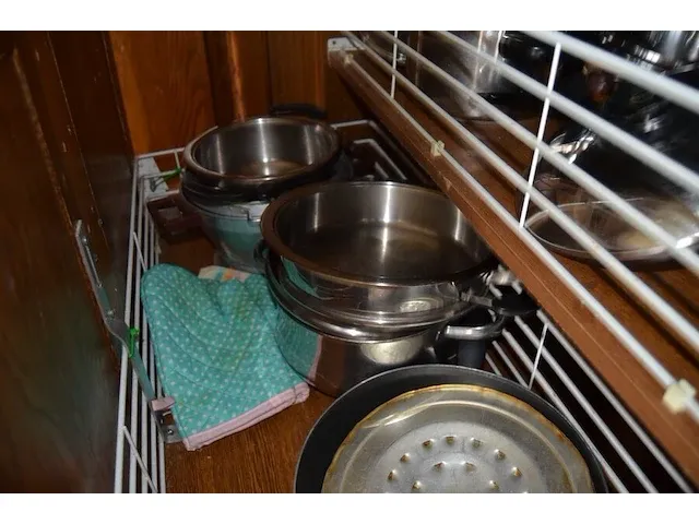 Microgolfoven whirlpool md101, waterkoker philips, senseo philips, servies, glazen, betek, potten en pannen, radio sony, 12 flessen diverse drank - afbeelding 15 van  21