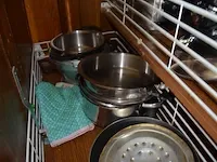 Microgolfoven whirlpool md101, waterkoker philips, senseo philips, servies, glazen, betek, potten en pannen, radio sony, 12 flessen diverse drank - afbeelding 15 van  21