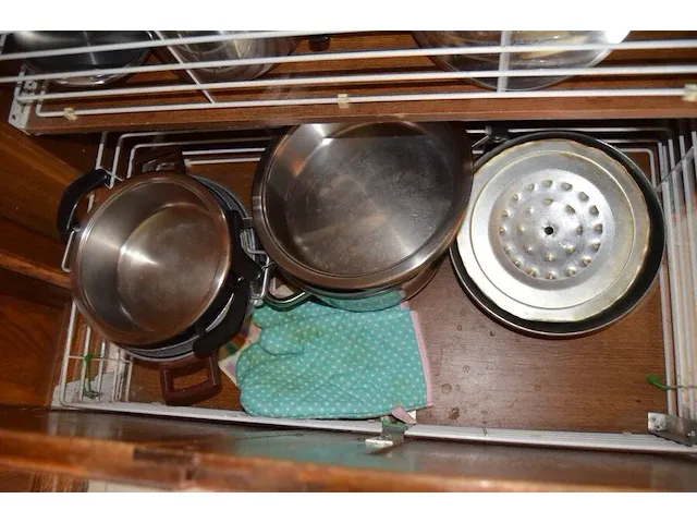 Microgolfoven whirlpool md101, waterkoker philips, senseo philips, servies, glazen, betek, potten en pannen, radio sony, 12 flessen diverse drank - afbeelding 16 van  21