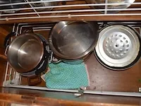 Microgolfoven whirlpool md101, waterkoker philips, senseo philips, servies, glazen, betek, potten en pannen, radio sony, 12 flessen diverse drank - afbeelding 16 van  21