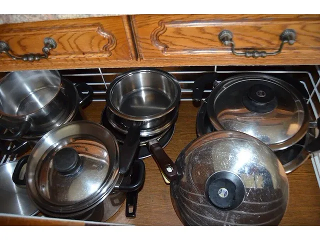 Microgolfoven whirlpool md101, waterkoker philips, senseo philips, servies, glazen, betek, potten en pannen, radio sony, 12 flessen diverse drank - afbeelding 17 van  21