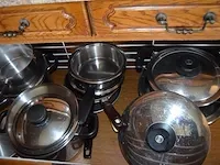 Microgolfoven whirlpool md101, waterkoker philips, senseo philips, servies, glazen, betek, potten en pannen, radio sony, 12 flessen diverse drank - afbeelding 17 van  21