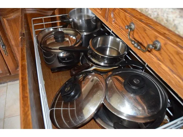 Microgolfoven whirlpool md101, waterkoker philips, senseo philips, servies, glazen, betek, potten en pannen, radio sony, 12 flessen diverse drank - afbeelding 18 van  21