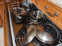 Microgolfoven whirlpool md101, waterkoker philips, senseo philips, servies, glazen, betek, potten en pannen, radio sony, 12 flessen diverse drank - afbeelding 18 van  21