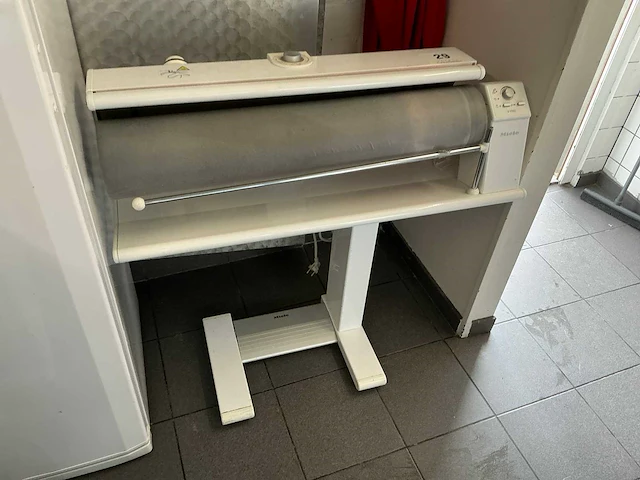 Miele b995d stoomstrijkmachine - afbeelding 1 van  4