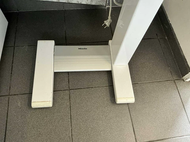 Miele b995d stoomstrijkmachine - afbeelding 3 van  4