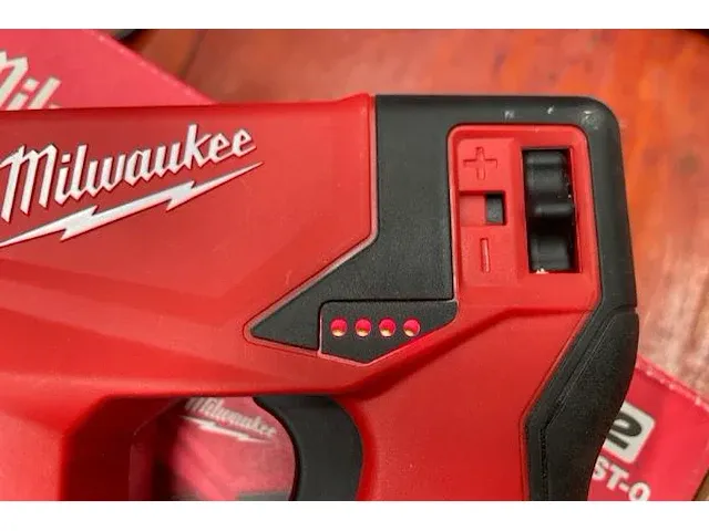 Milwaukee accu nietmachine - afbeelding 3 van  6