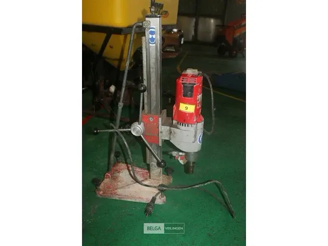 Milwaukee boorstatief met boormachine - afbeelding 1 van  7